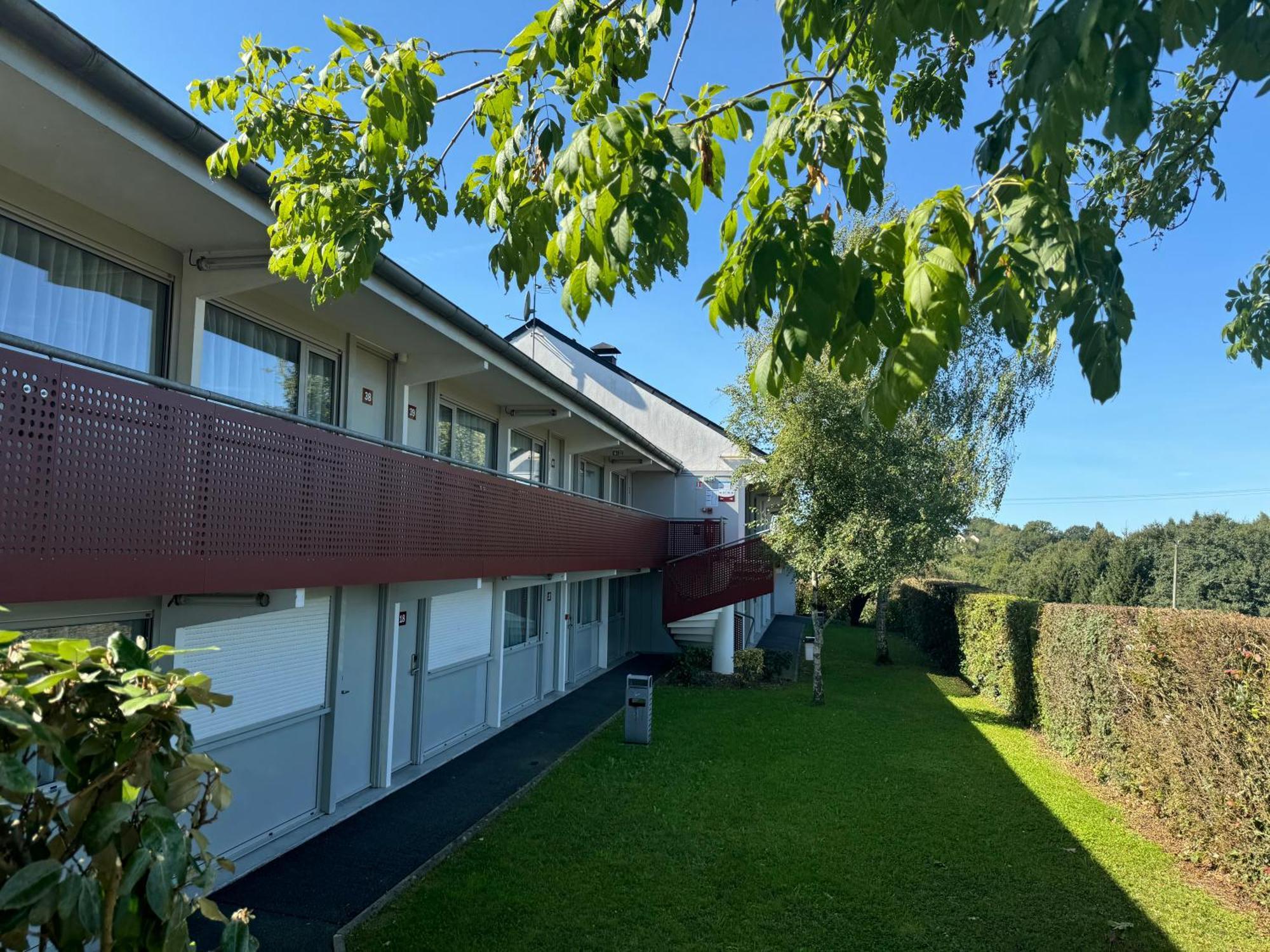 Brit Hotel Mayenne Buitenkant foto