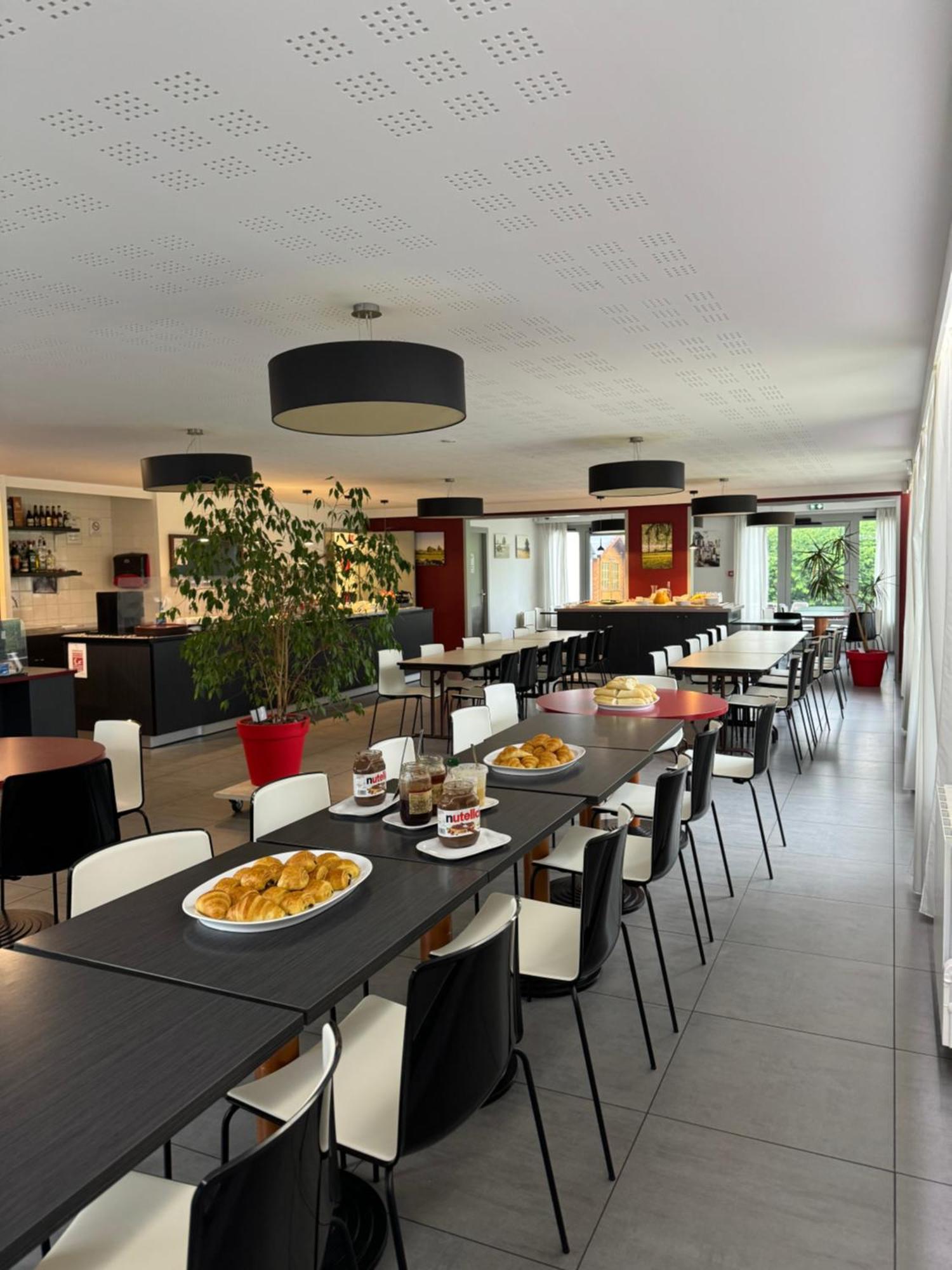 Brit Hotel Mayenne Buitenkant foto