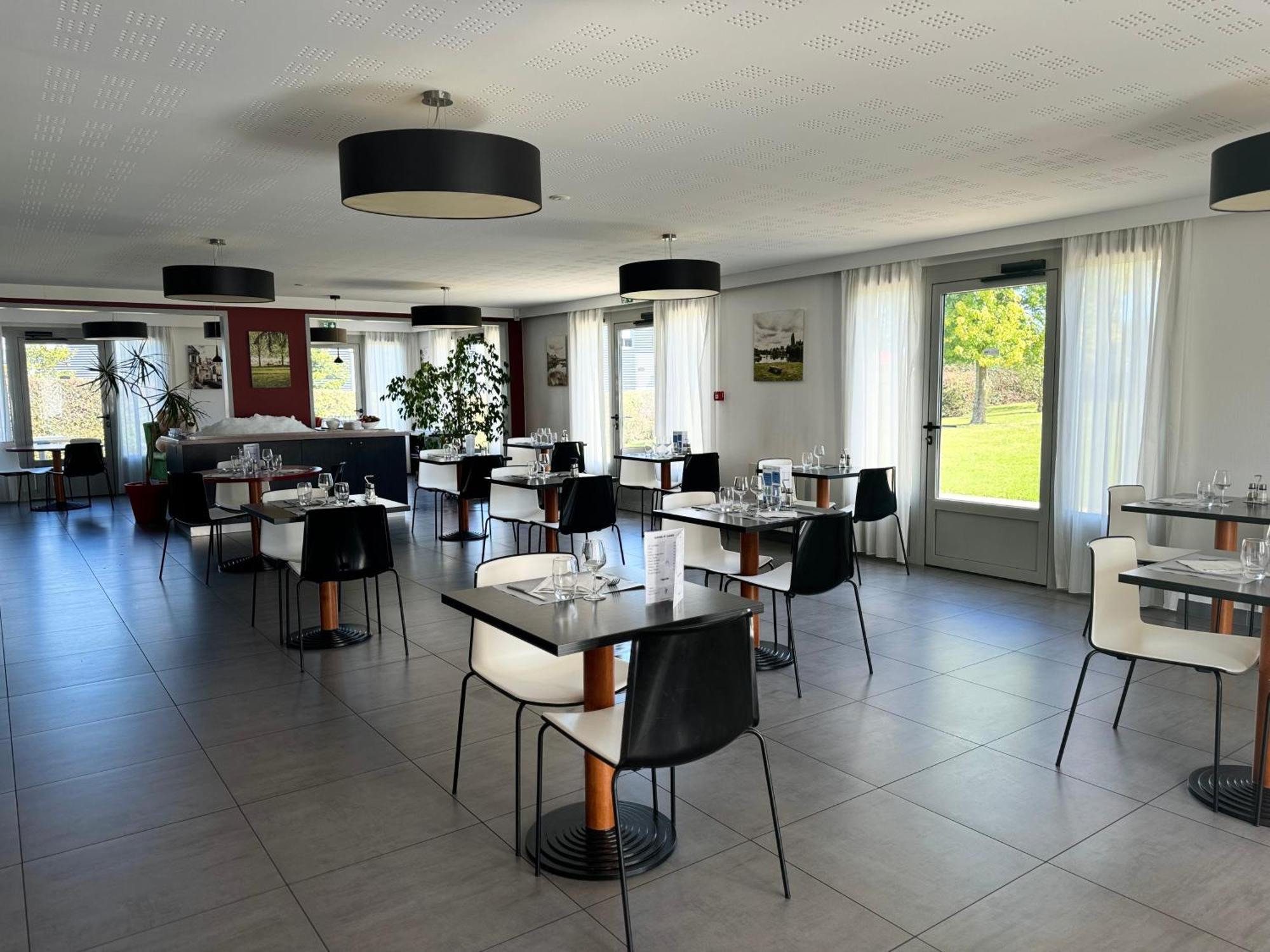 Brit Hotel Mayenne Buitenkant foto