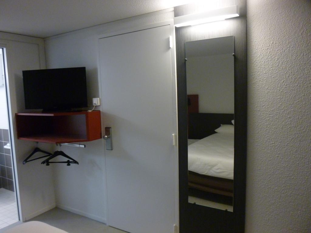 Brit Hotel Mayenne Kamer foto