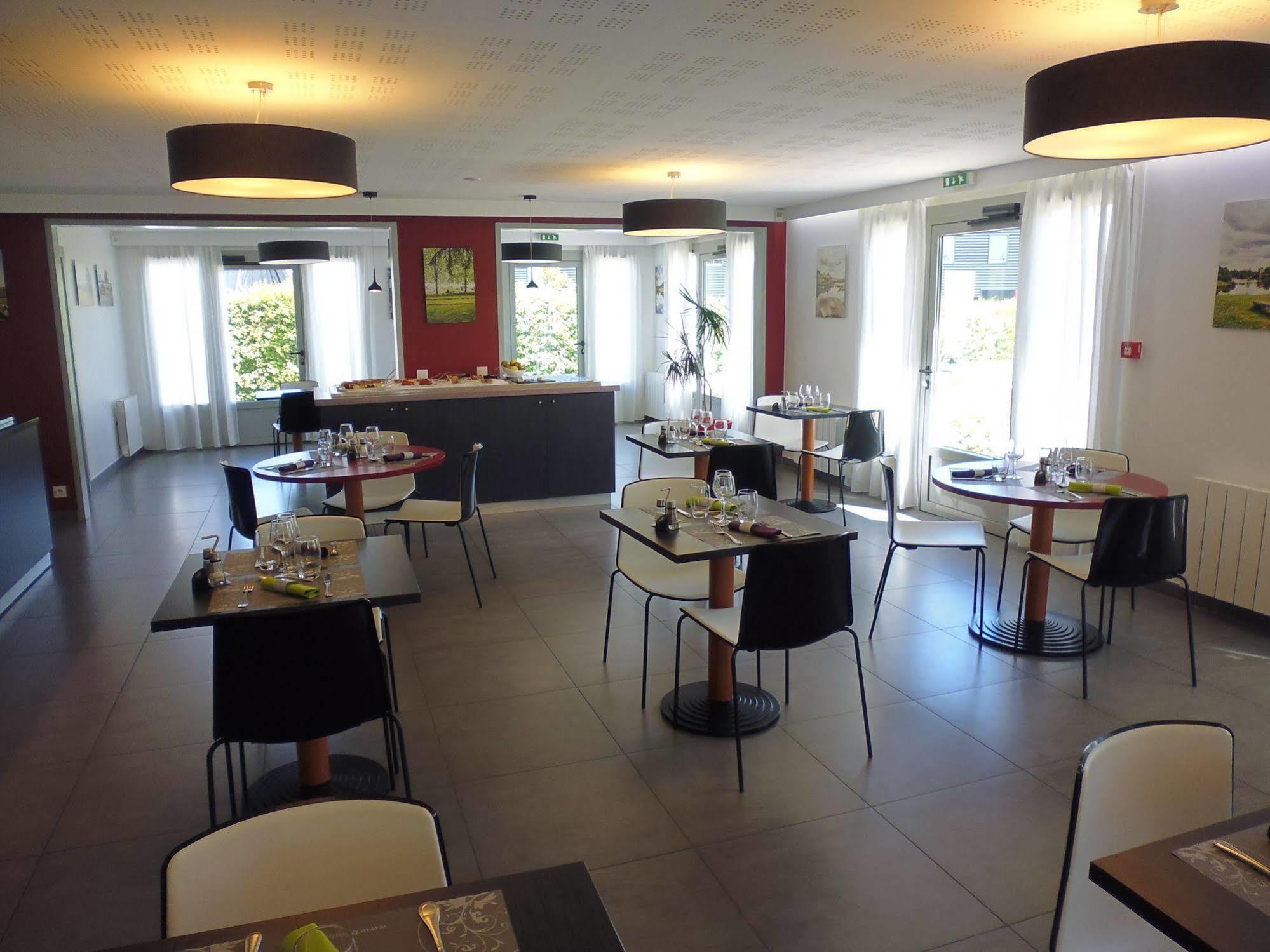 Brit Hotel Mayenne Buitenkant foto