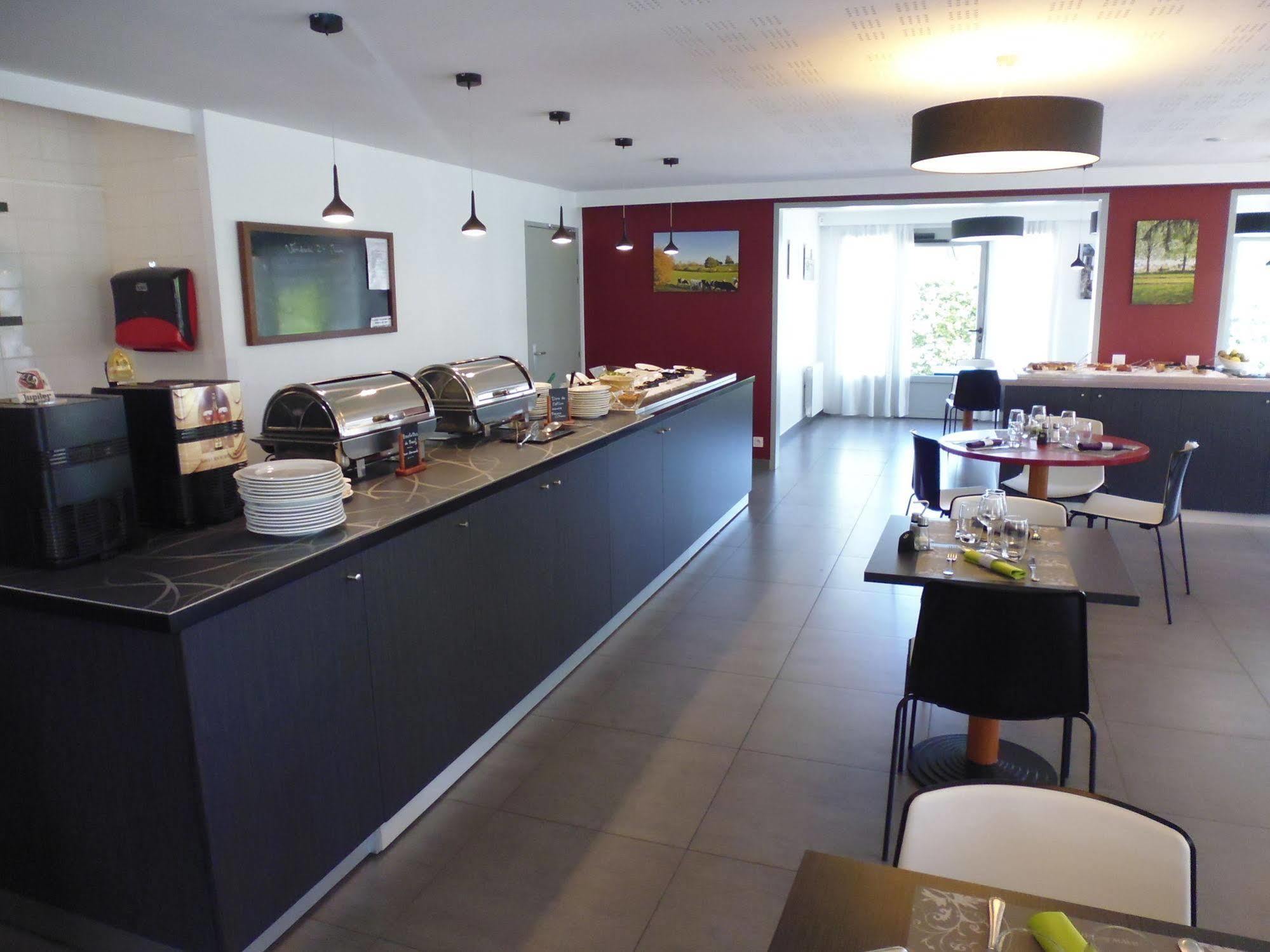 Brit Hotel Mayenne Buitenkant foto