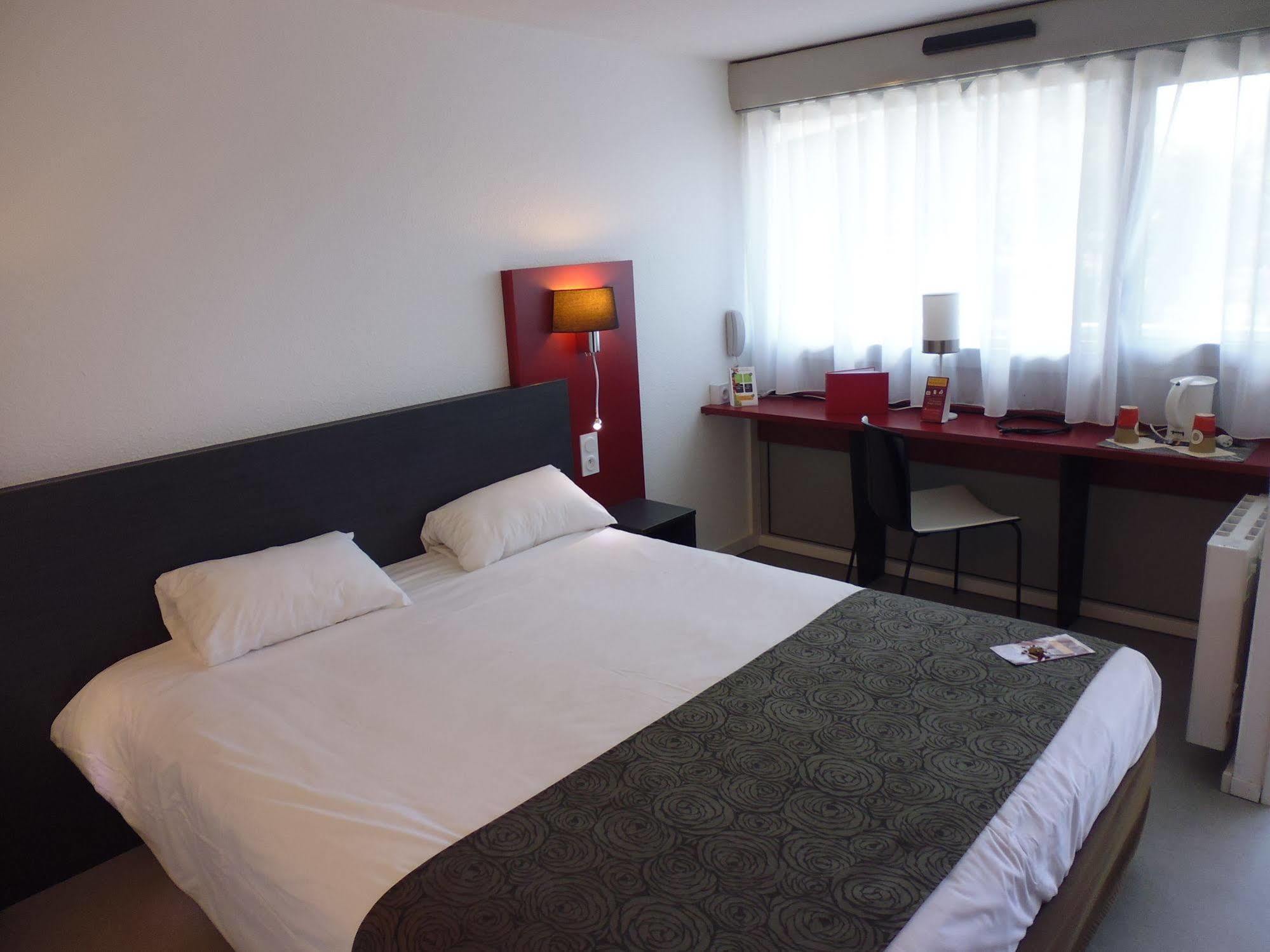 Brit Hotel Mayenne Buitenkant foto