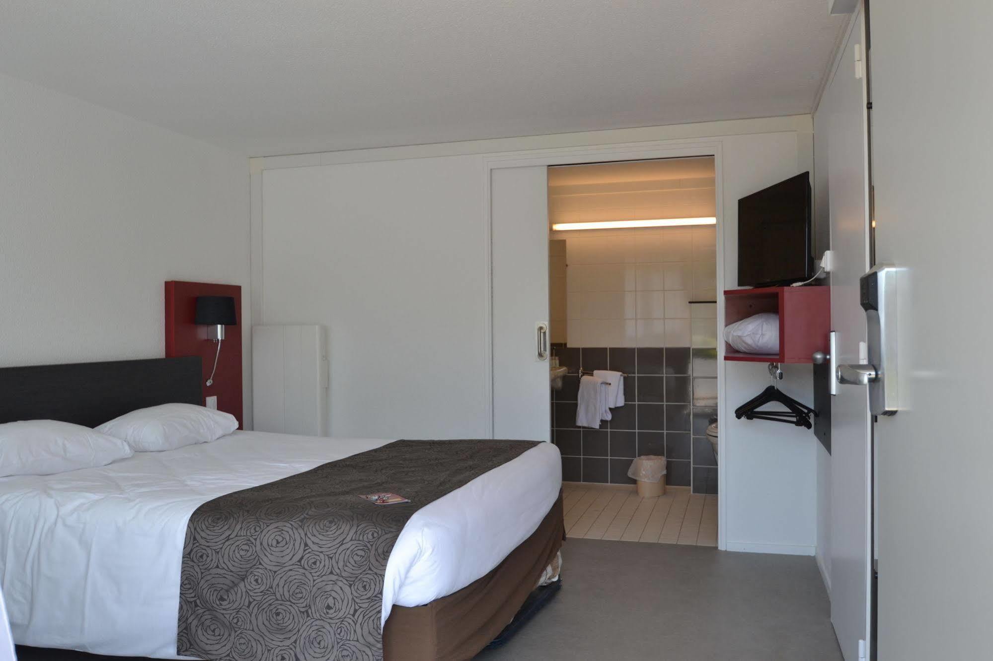 Brit Hotel Mayenne Buitenkant foto