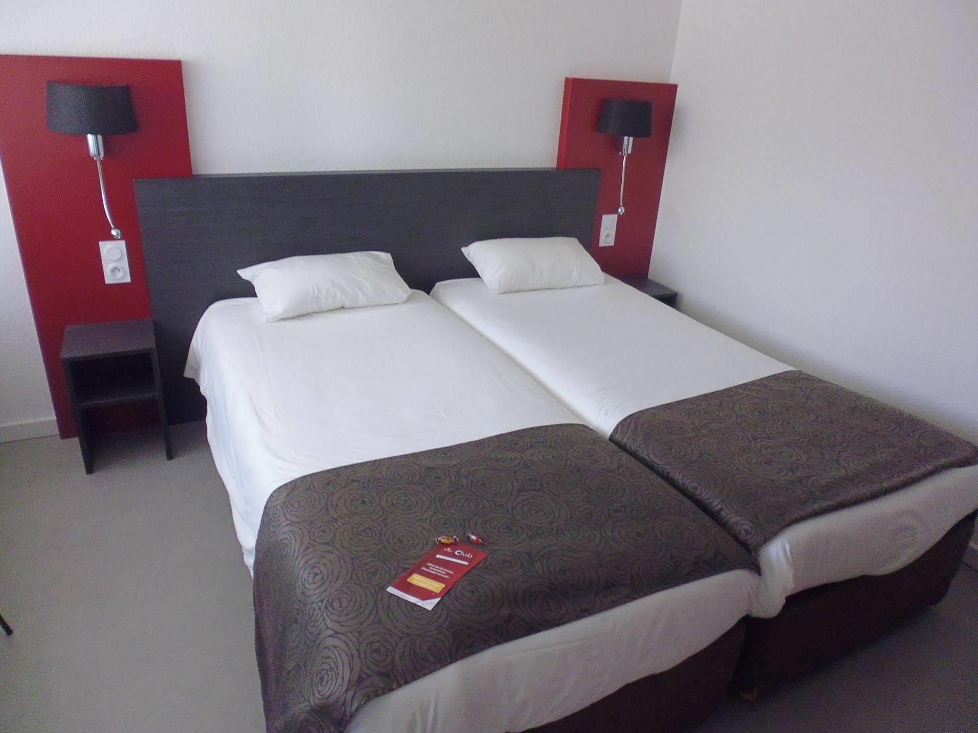 Brit Hotel Mayenne Buitenkant foto