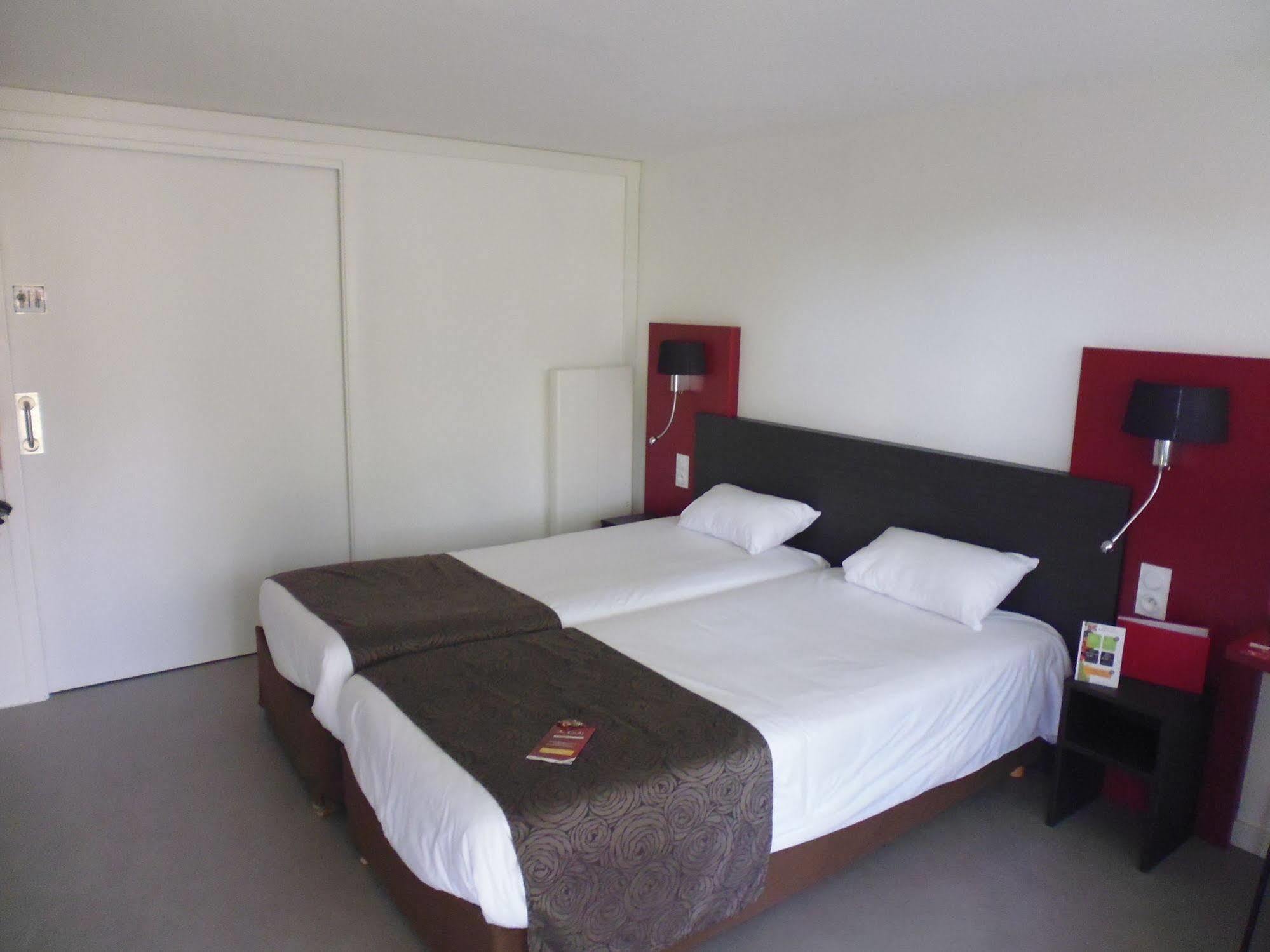 Brit Hotel Mayenne Buitenkant foto