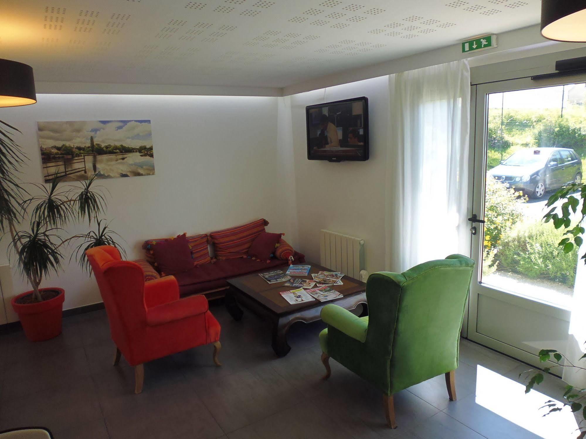 Brit Hotel Mayenne Buitenkant foto