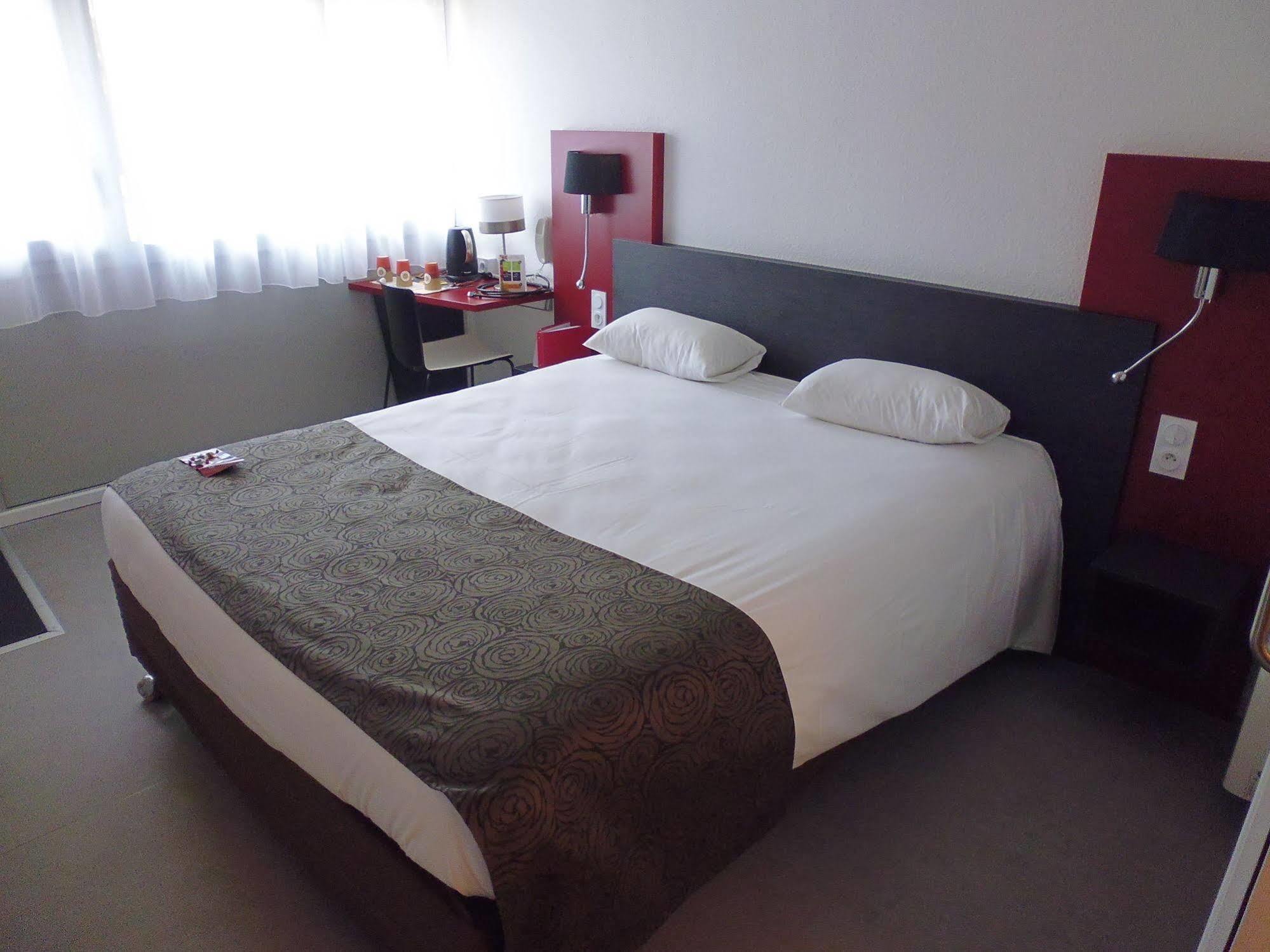 Brit Hotel Mayenne Buitenkant foto