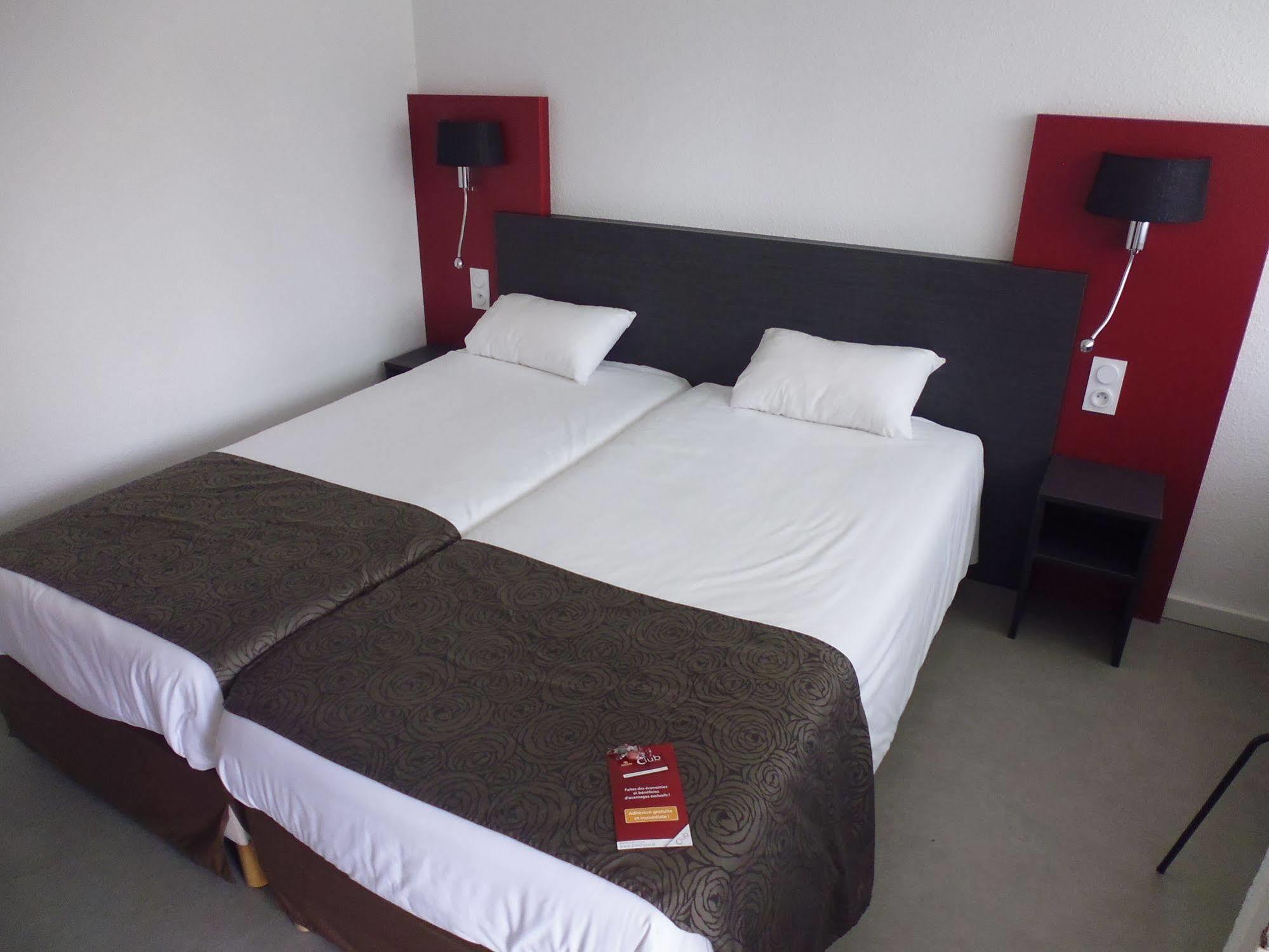Brit Hotel Mayenne Buitenkant foto