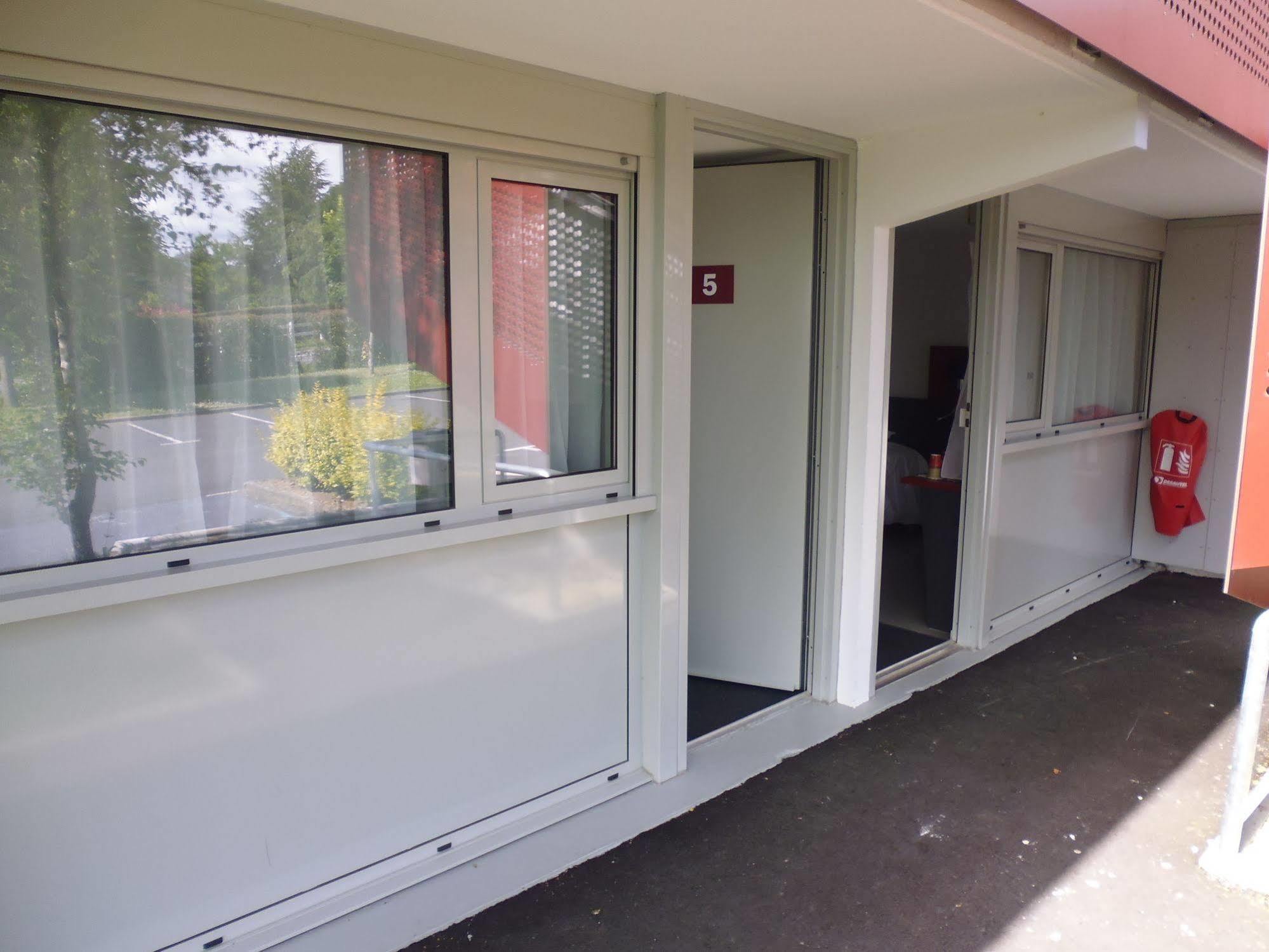 Brit Hotel Mayenne Buitenkant foto