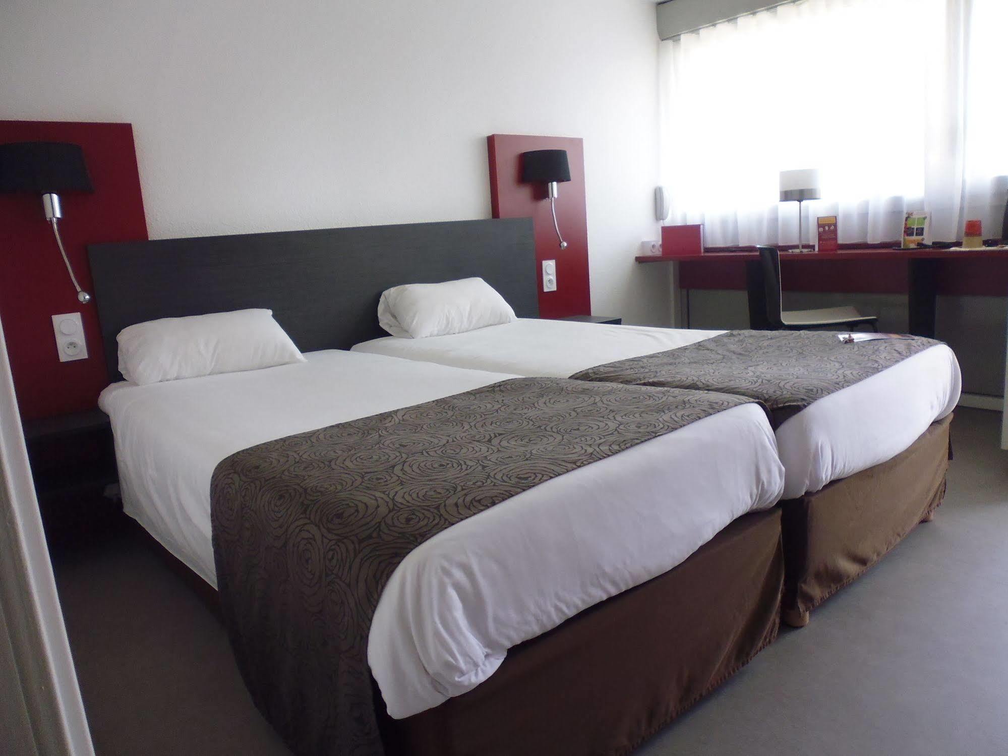 Brit Hotel Mayenne Buitenkant foto